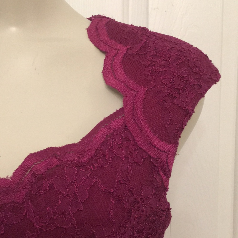 Sangria berry colored lace gown - Picture 4 of 6